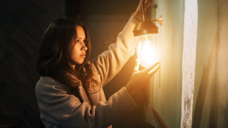 young-beautiful-woman-holds-her-_1